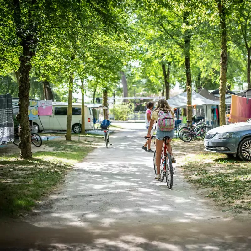 villaggio-san-francesco-camping Viale alberato con piazzole del Centro Vacanze San Francesco a Caorle