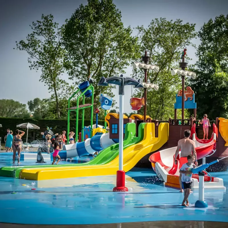 villaggio-san-francesco-spray-park Piscina con giochi d'acqua e spray park dentro il Centro Vacanze Villaggio San Francesco