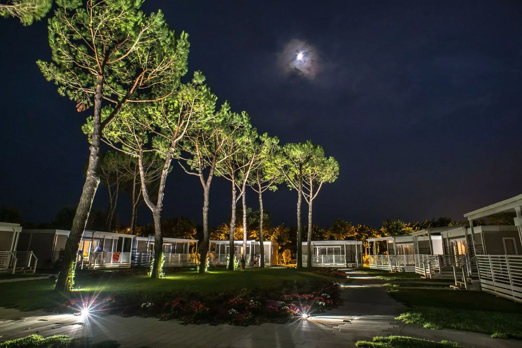 Notte nel cortile esterno della Mobile home Prestige del Villaggio San Francesco di Caorle