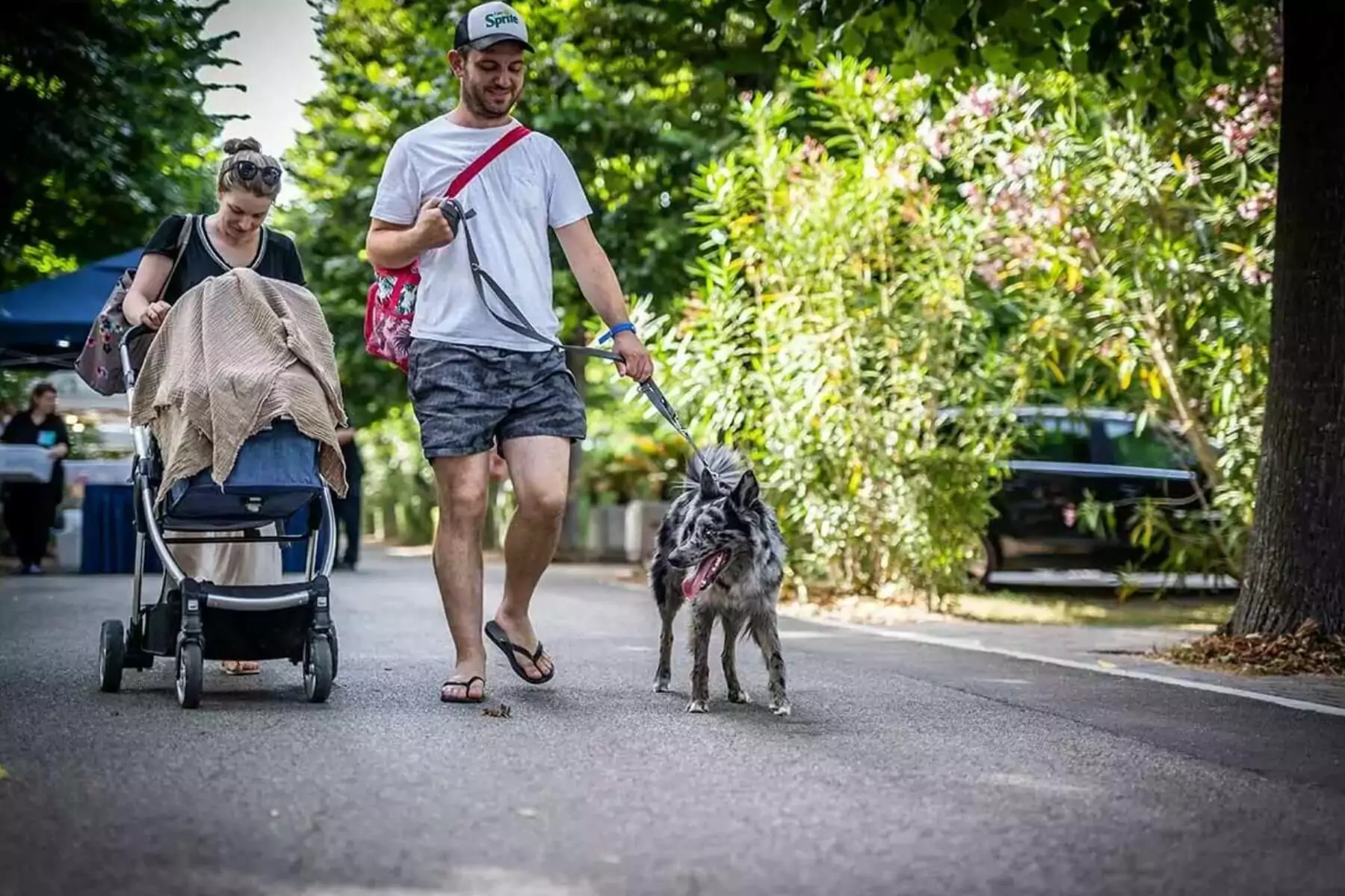 famiglia con cane al villaggio san francesco