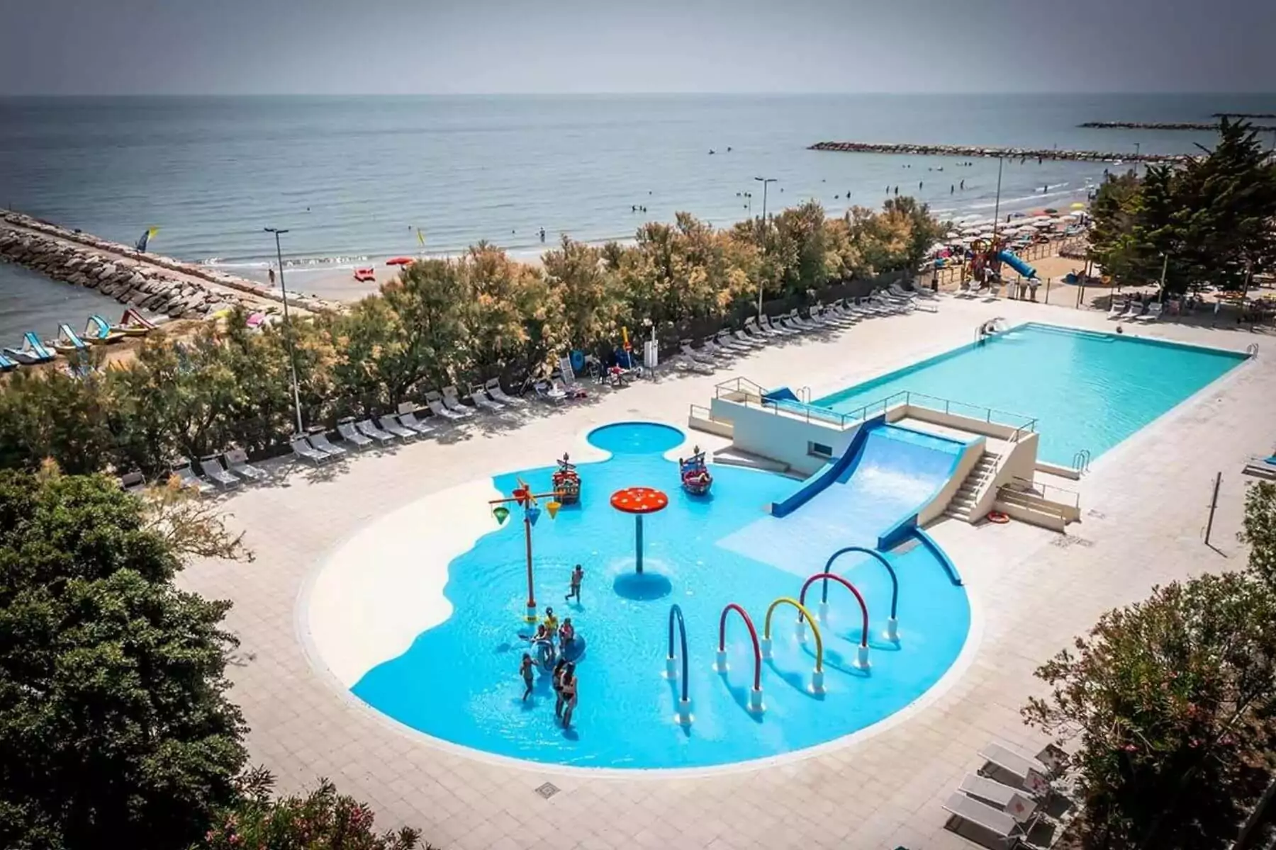 spiaggia e piscine del centro vacanze san francesco