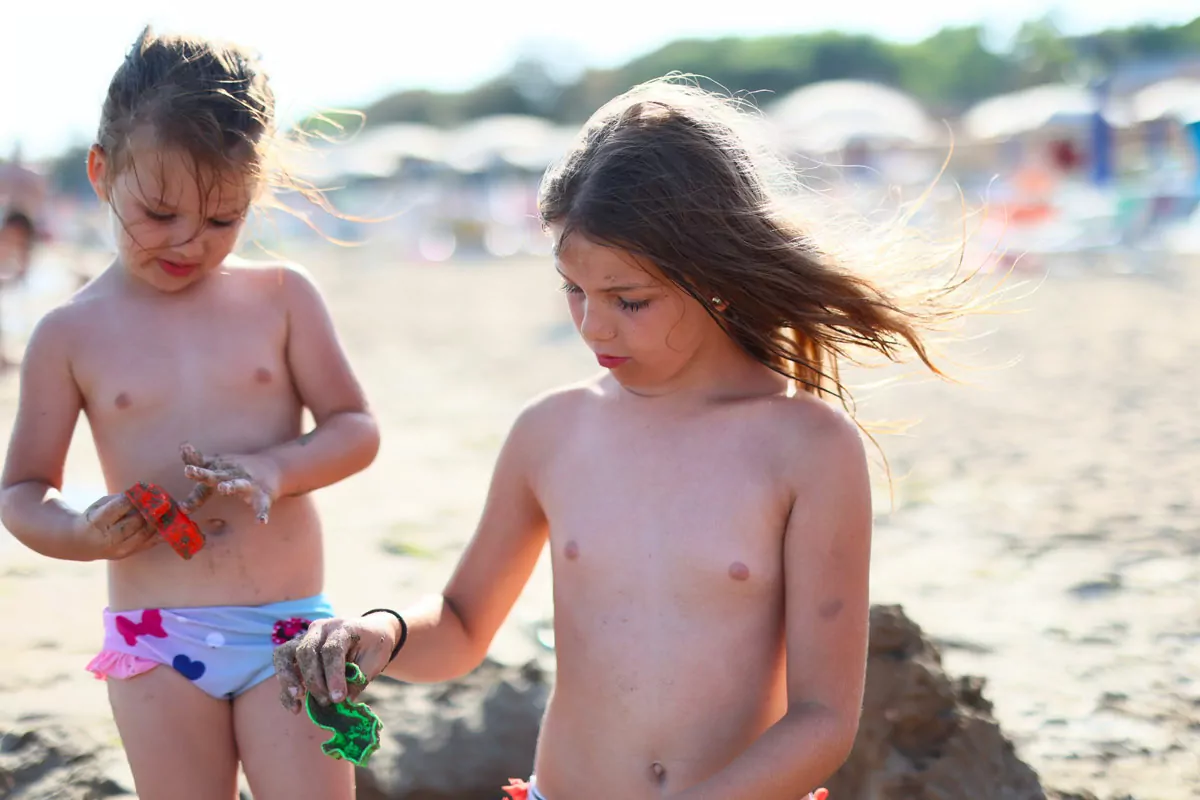 bambine che giocano sulla spiaggia 