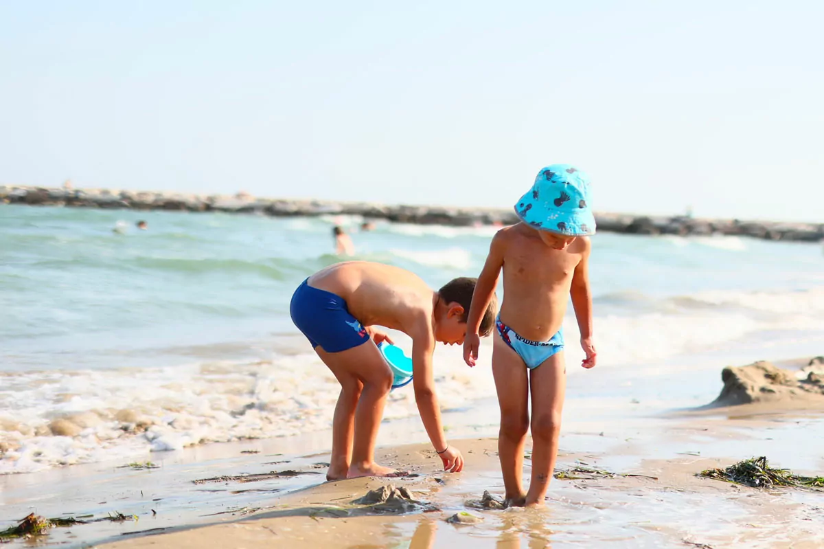 Miniclub del villaggio: bambini in riva al mare sulla spiaggia di caorle