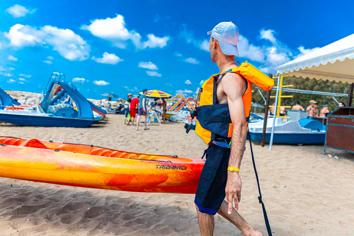 istruttore del corso di kayak al centro vacanze villaggio san francesco a caorle