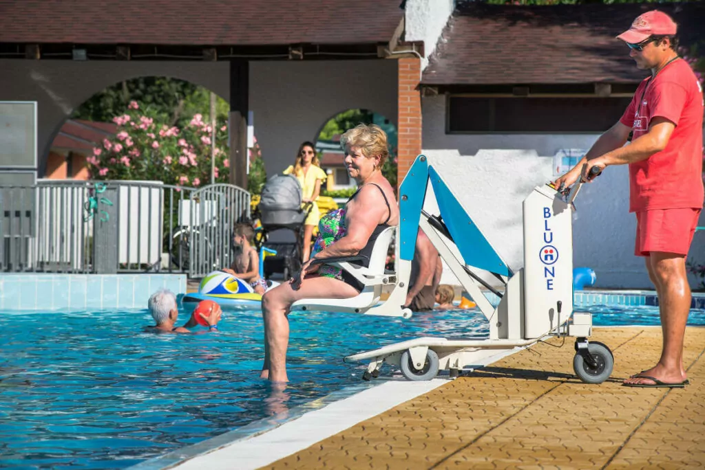 piscina accessibile senza barriere del villaggio san francesco