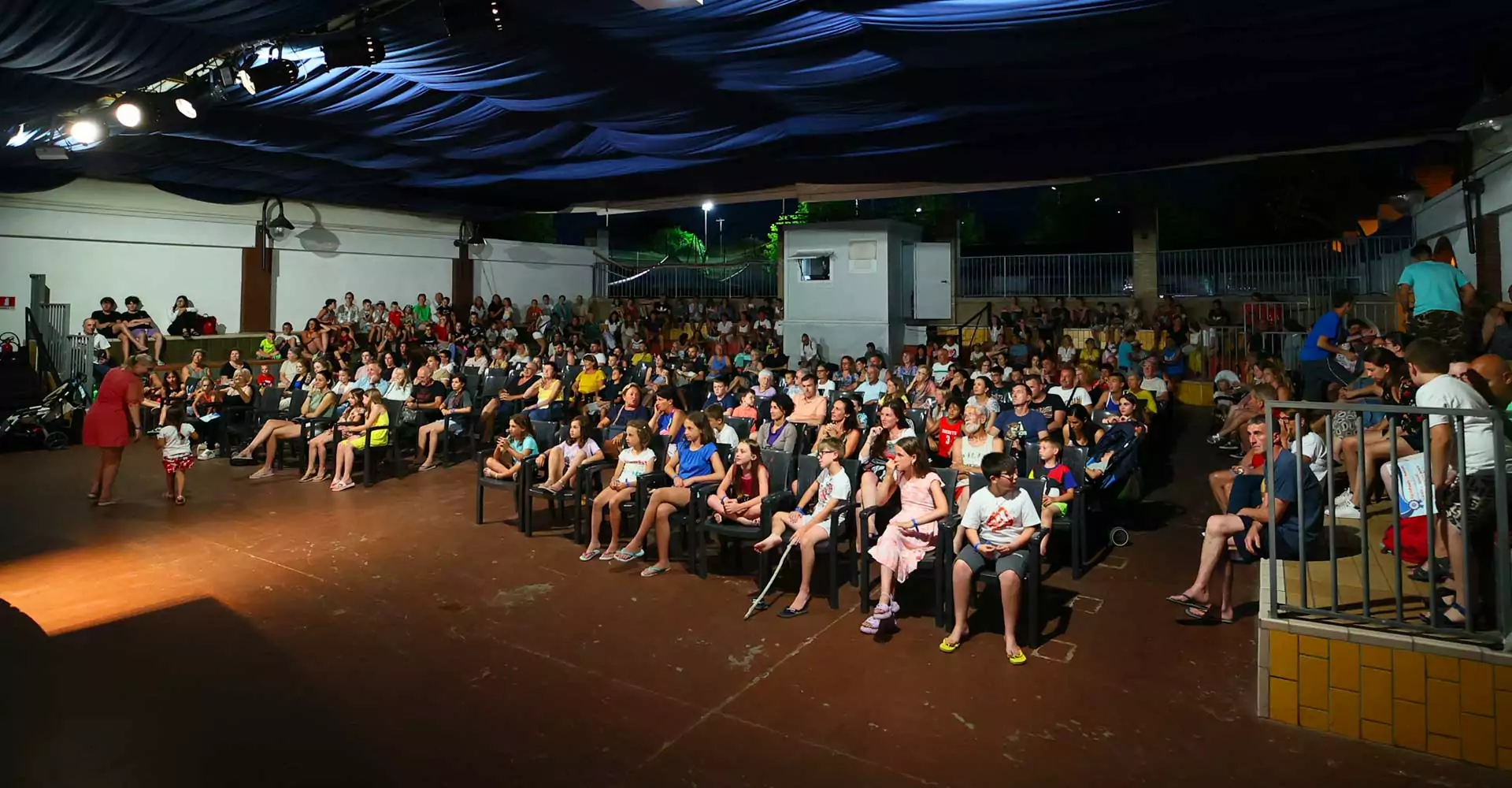 spettatori all'animazione serale del villaggio san francesco a caorle