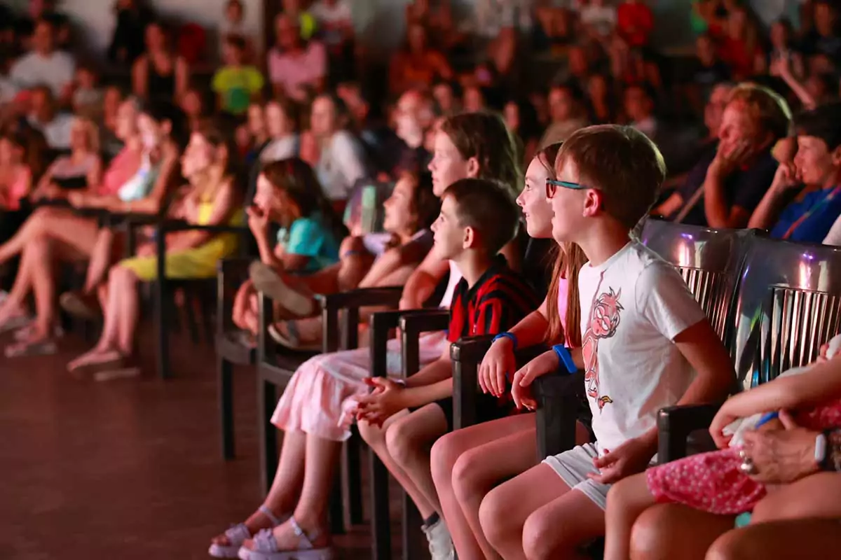 bambini e adulti allo spettacolo del villaggio san francesco