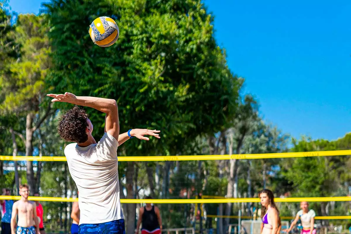 partita di beach volley al campo del villaggio san francesco