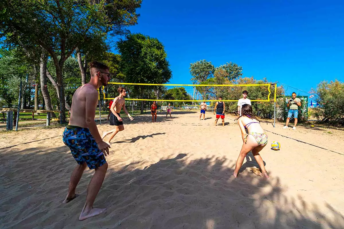 beach volley tra ragazzi al centro vacanze san francesco