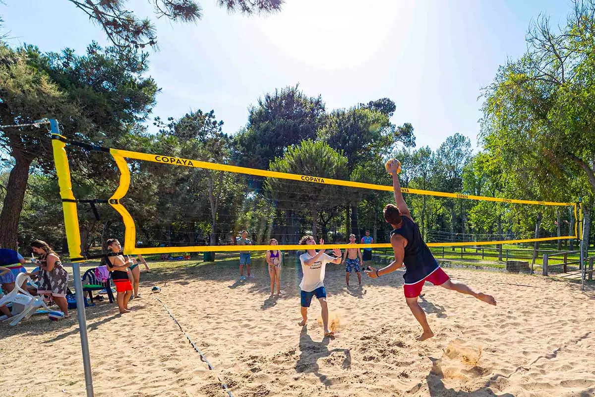 partita di beach volley al villaggio san francesco