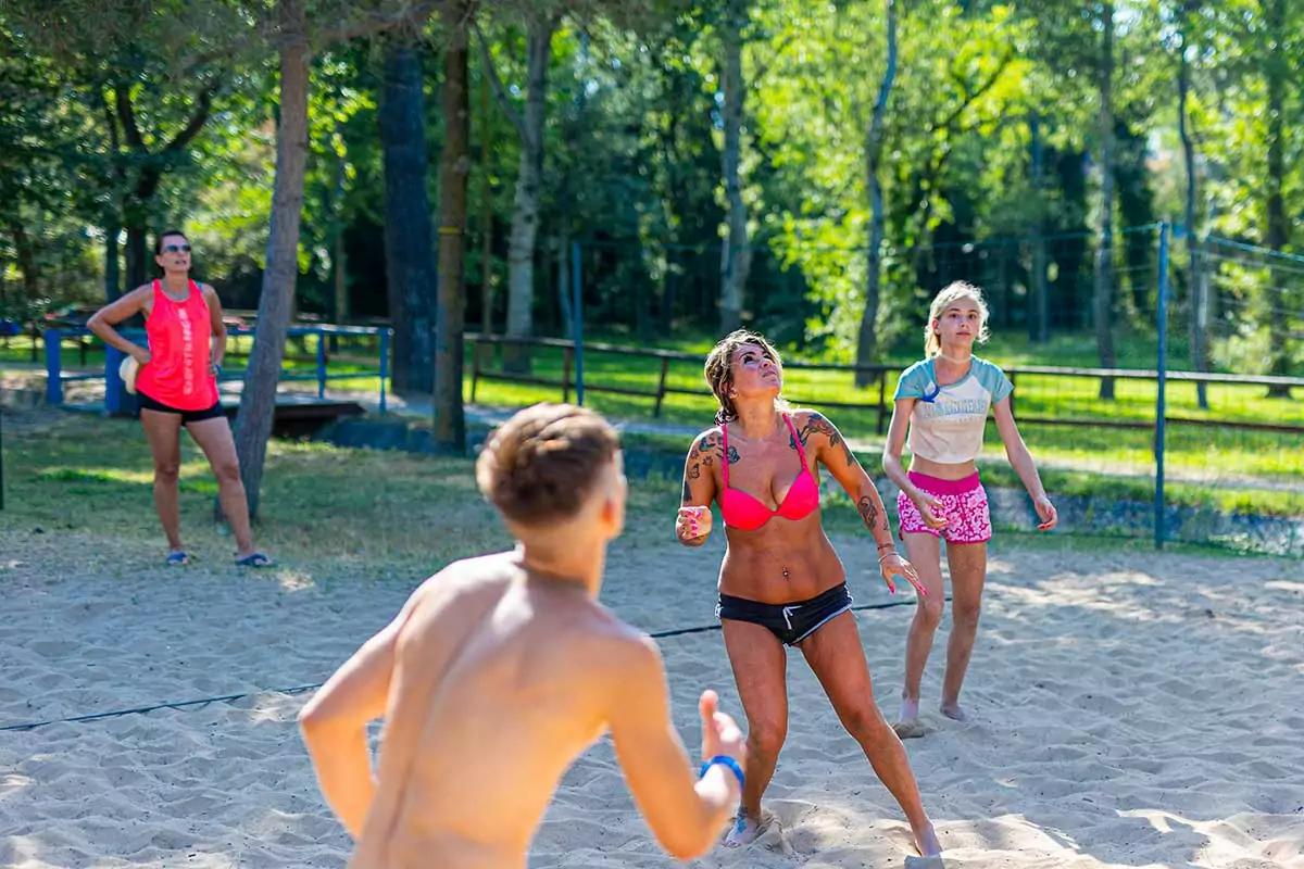 ragazzi che giocano al campo di beach volley