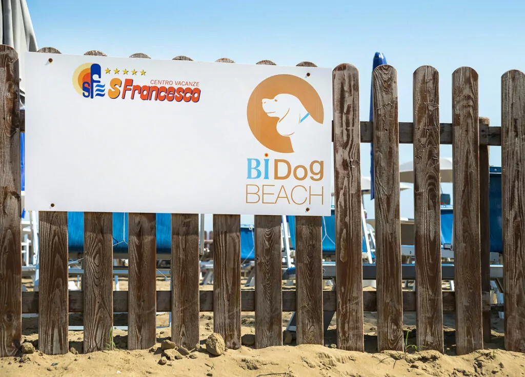 Eingang zum BiDog Beach im Feriendorf San Francesco