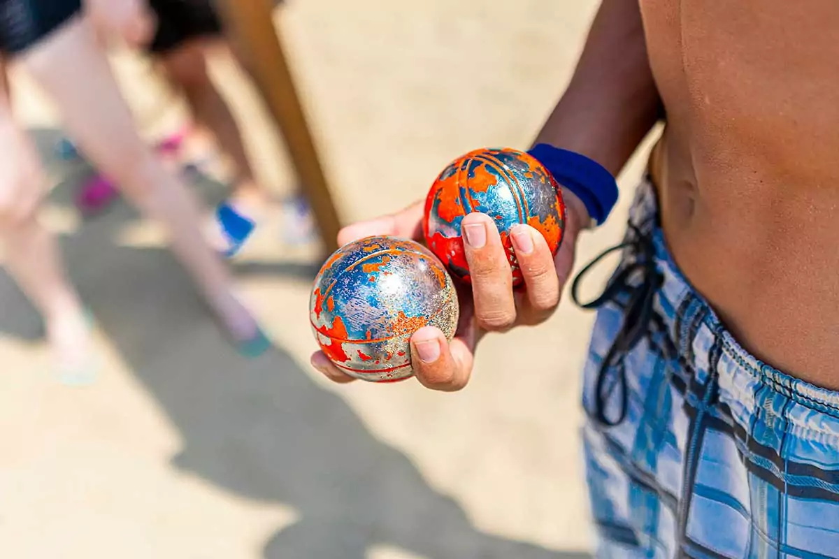 partita di bocce in spiaggia