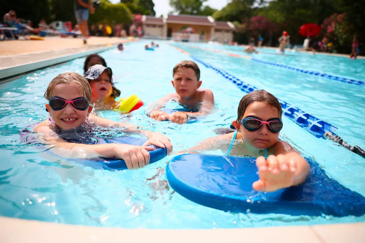 bambini al corso di nuoto nelle piscine del villaggio san francesco