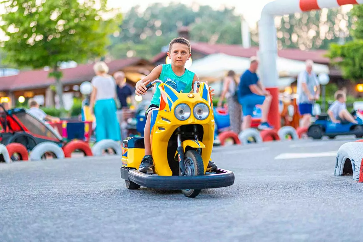 bambino in go kart al centro vacanze san francesco