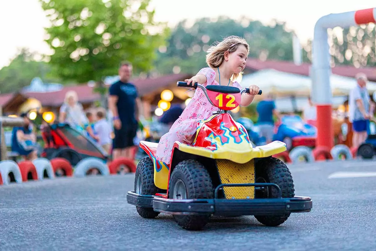 bambini in go kart al villaggio san francesco