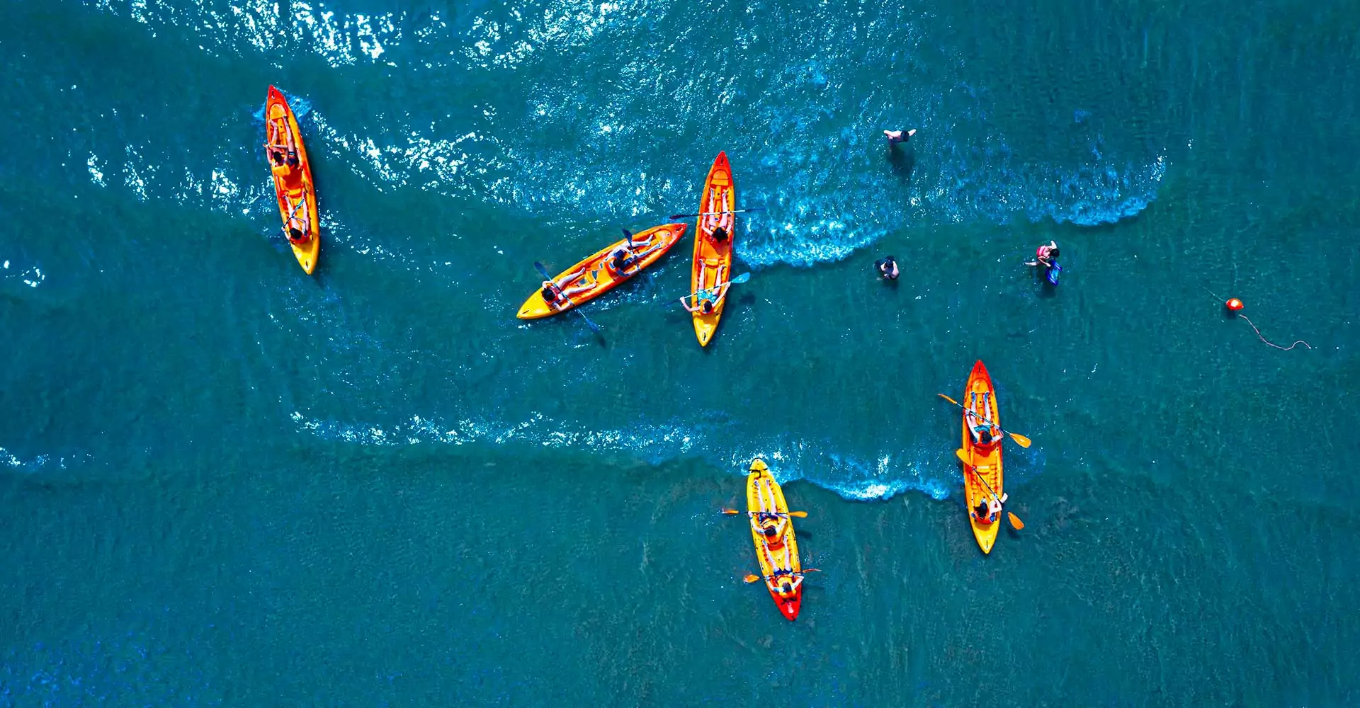 kayak in mare visto dall'alto