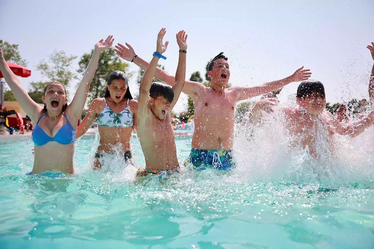 ragazzi in piscina al villaggio san francesco