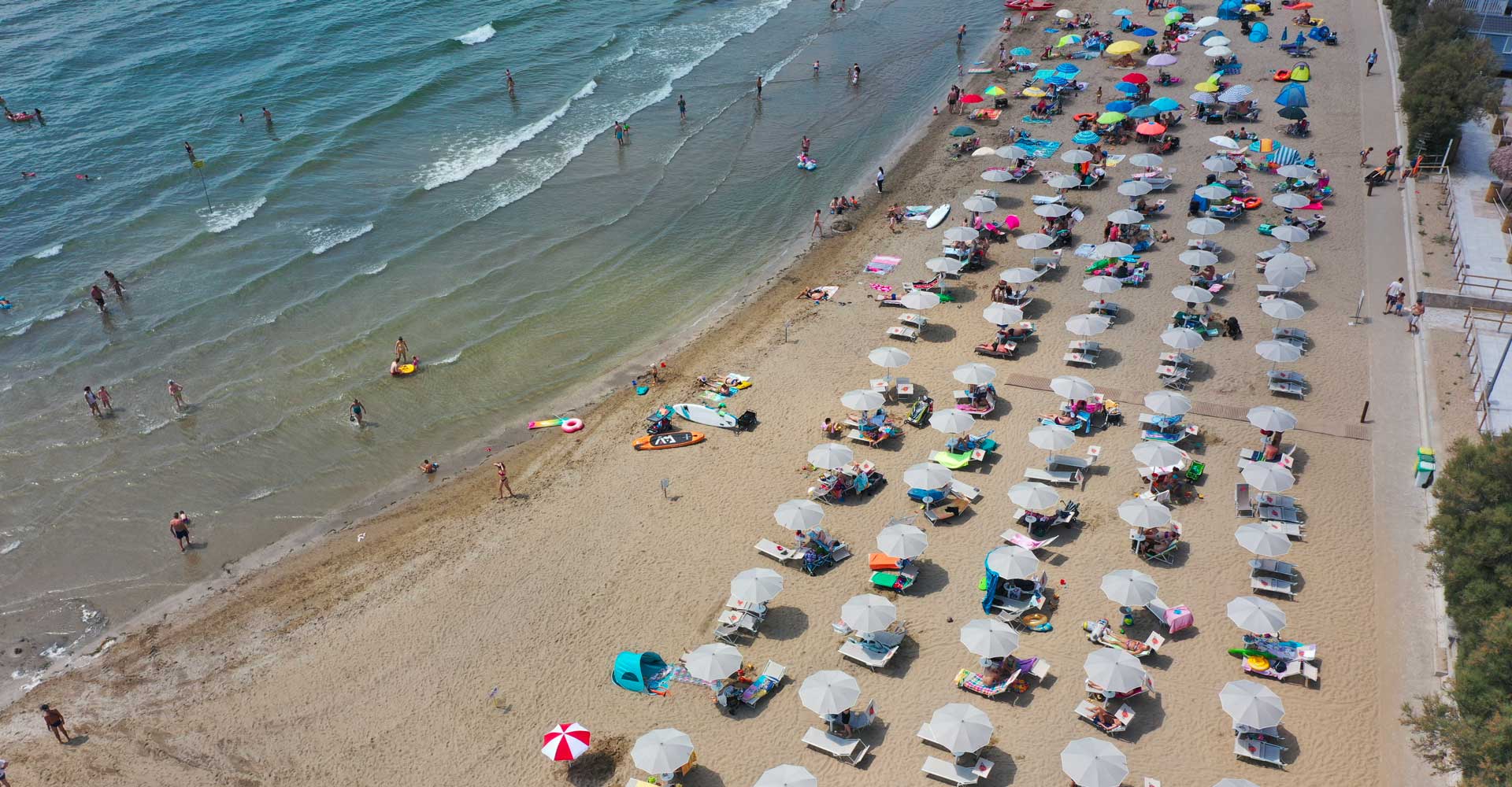 spiaggia privata e attrezzata del villaggio san francesco a caorle