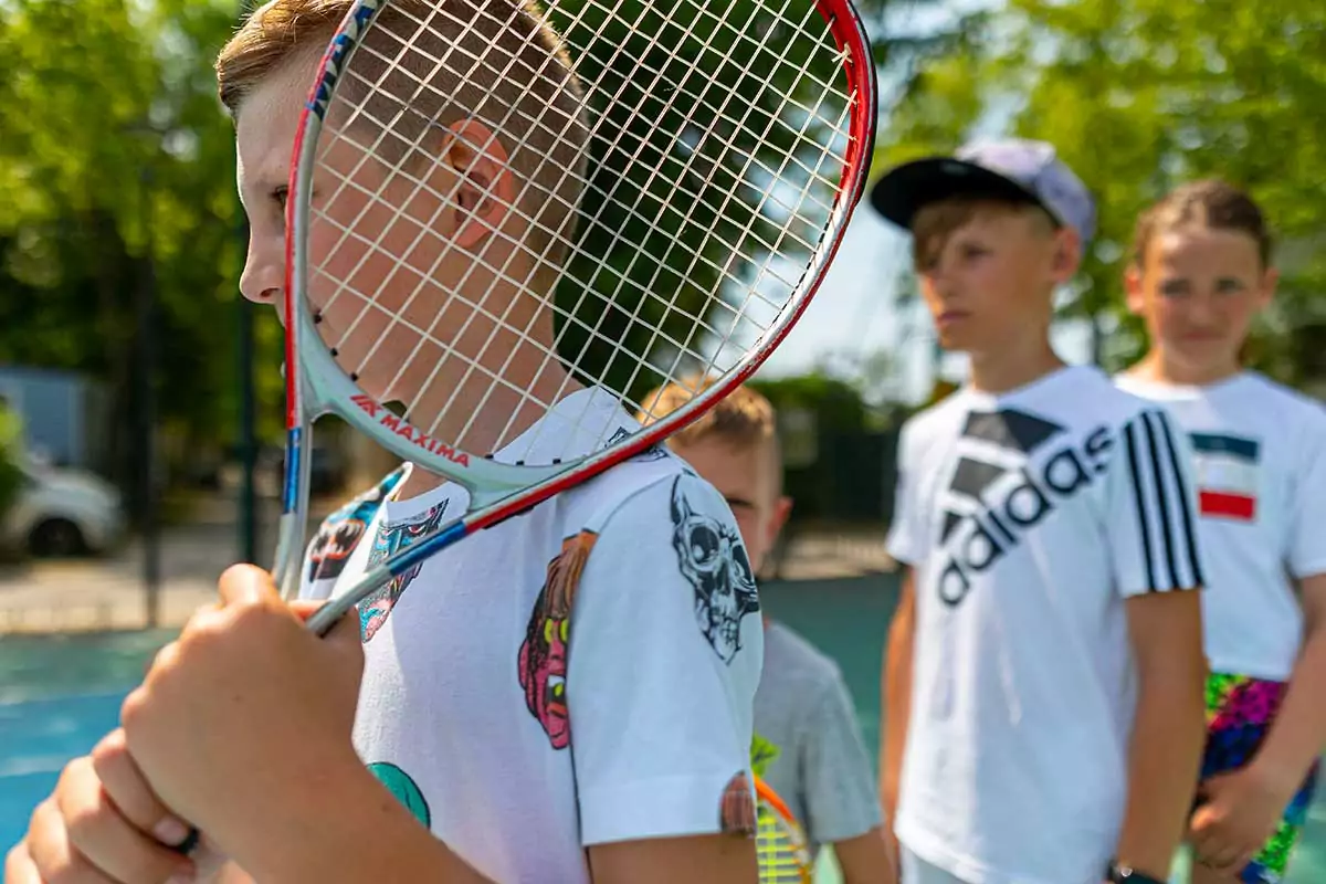 bambino con racchetta da tennis a caorle al san francesco