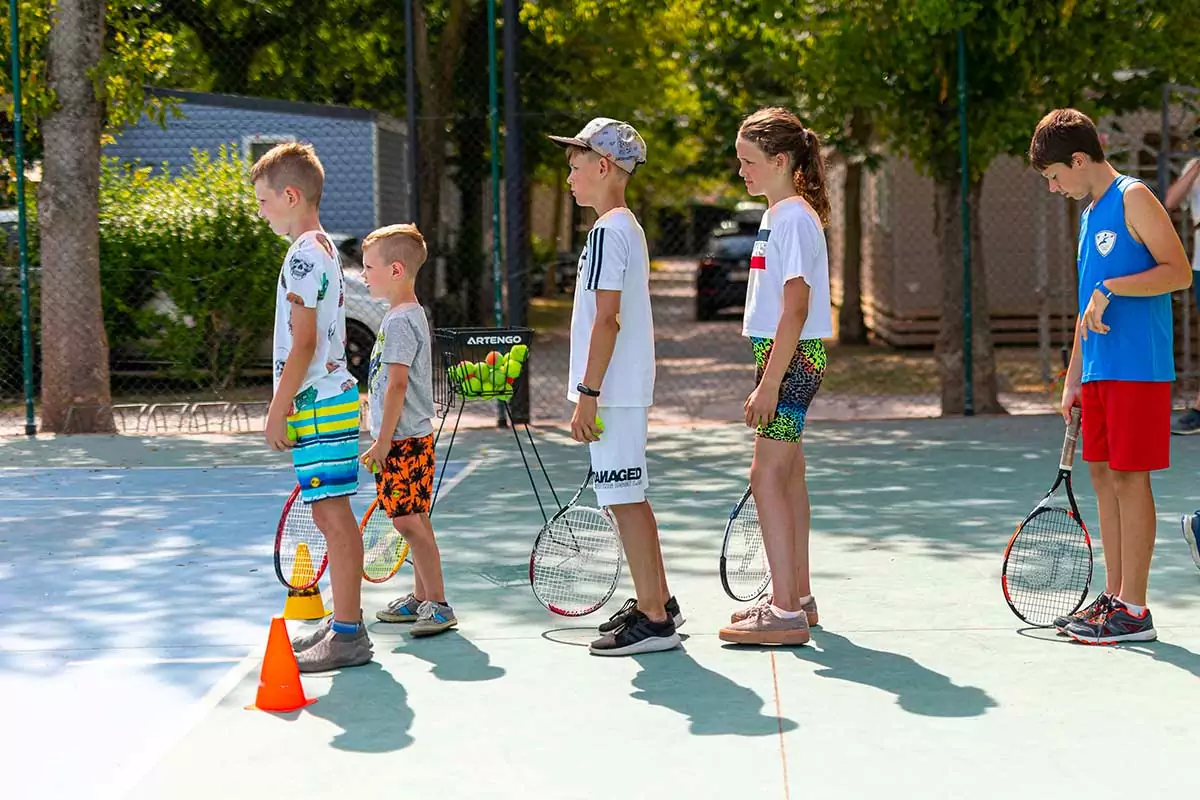 bambini che giocano a tennis al centro vacanze san francesco