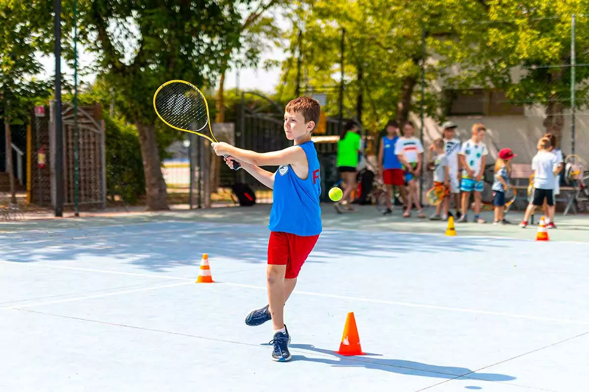 corso di tennis per bambini al villaggio san francesco