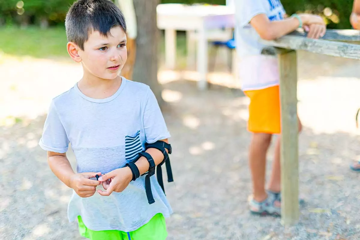 bambini al campo di tiro con l'arco