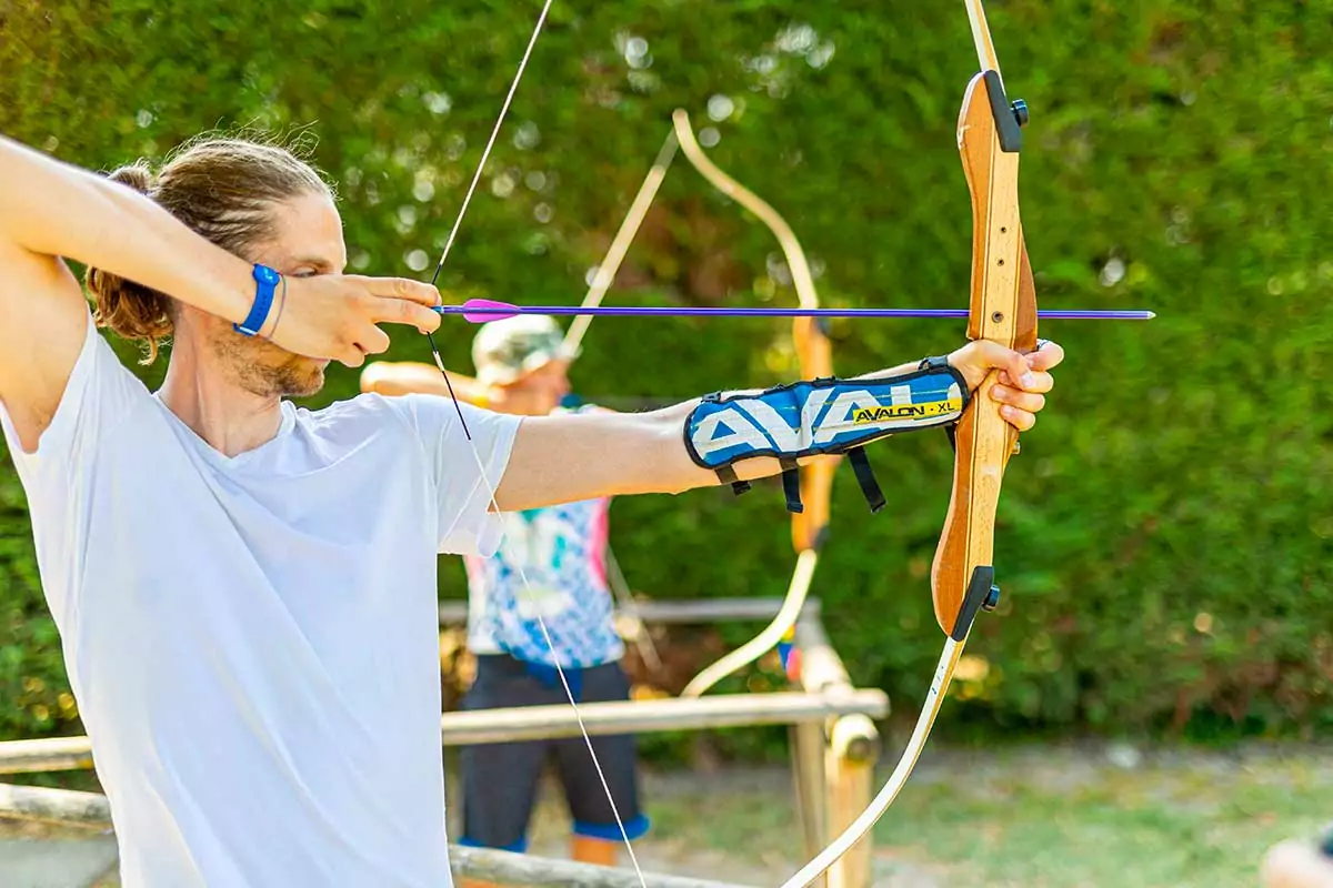 ragazzo al tiro con l'arco al villaggio san francesco