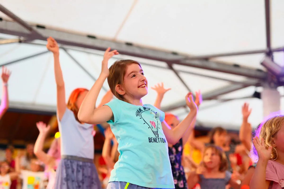 Bambini che giocano al miniclub del villaggio san francesco a caorle