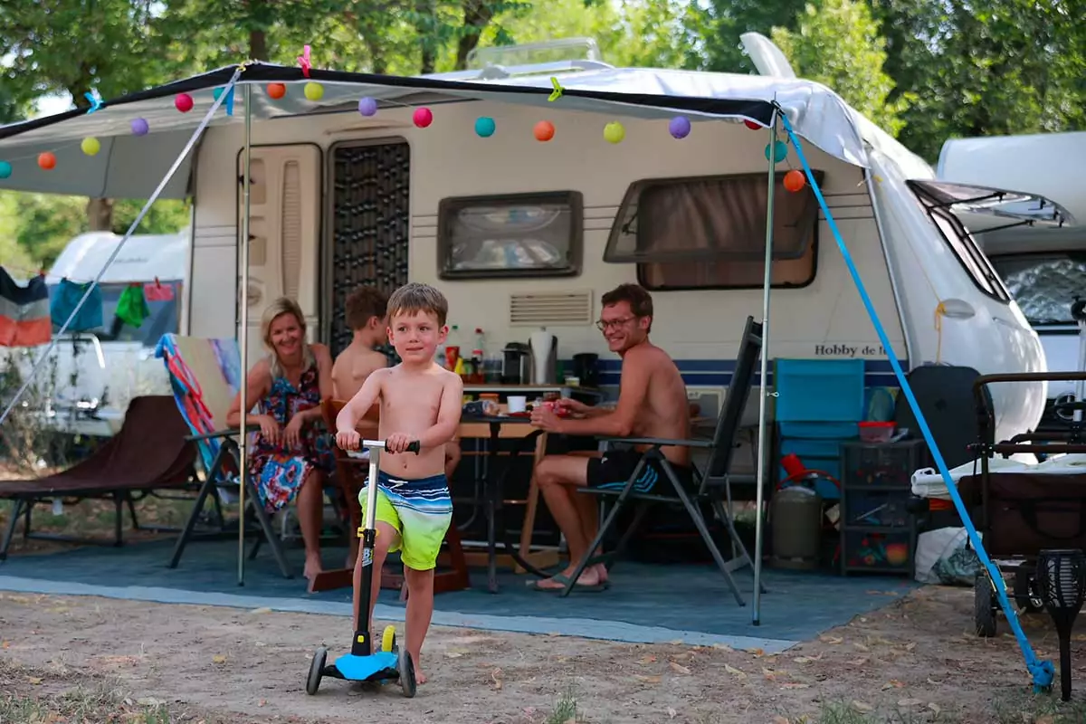 bambini nelle piazzole del camping villaggio san francesco