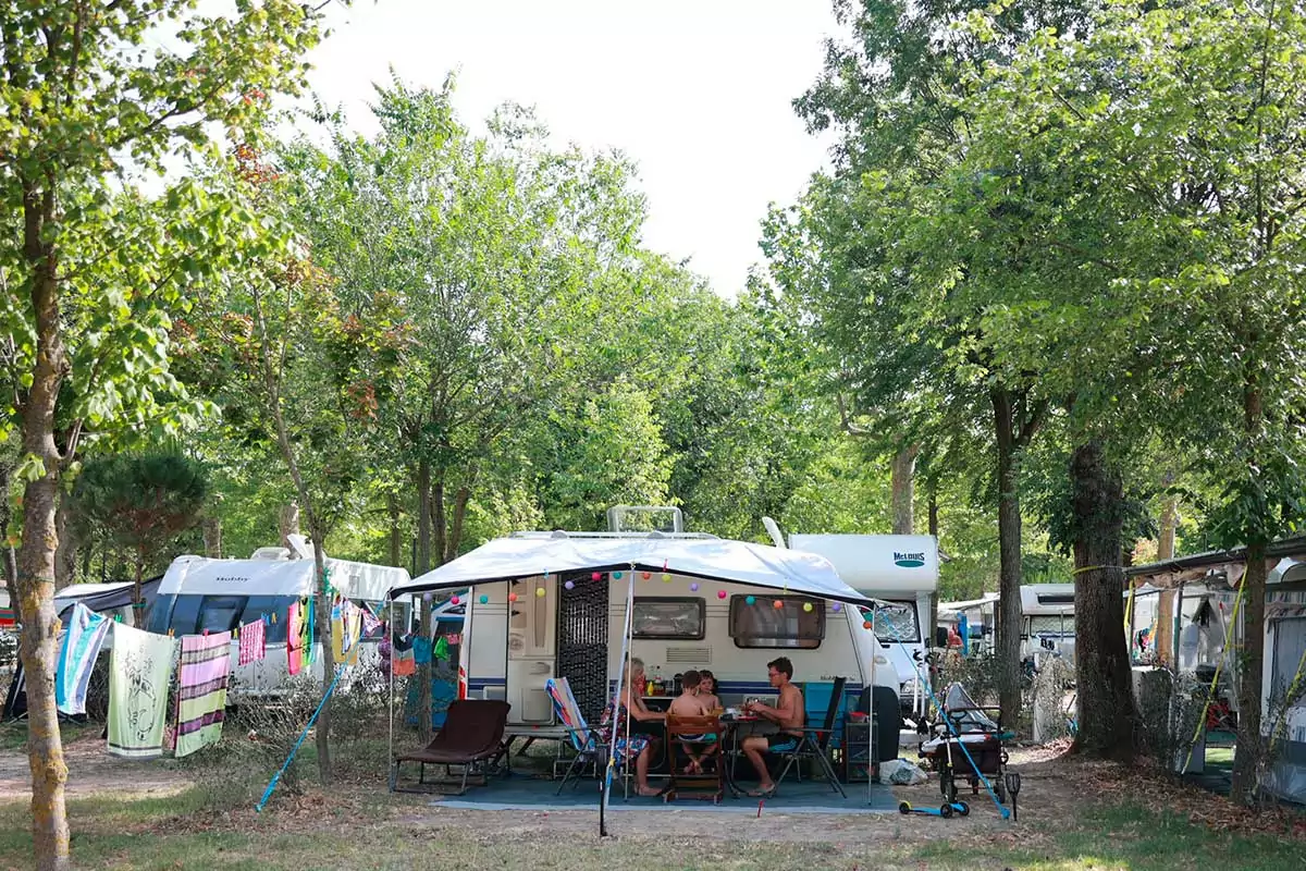 vista delle piazzole con camper al villaggio san francesco