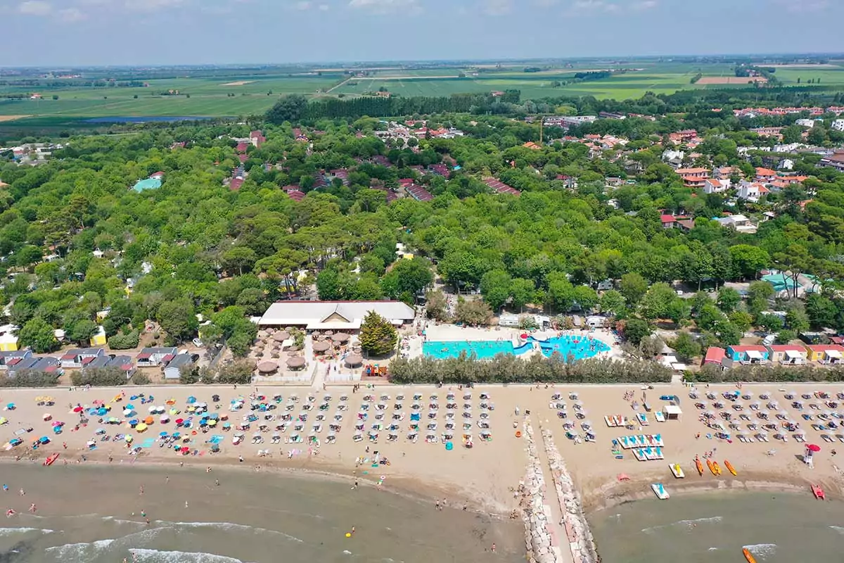 vista aerea della spiaggia e del villaggio san francesco a caorle