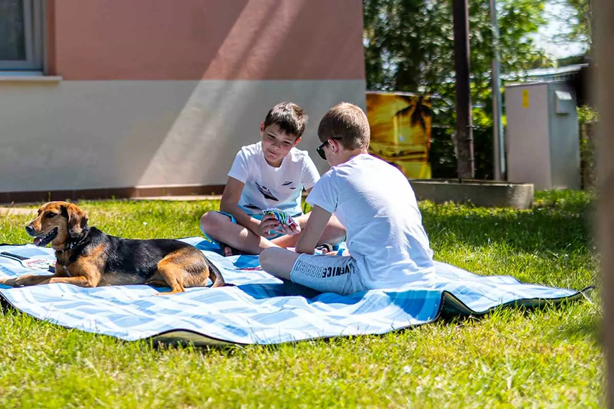 bambini con cane al villaggio san francesco