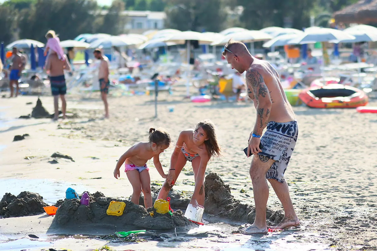 famiglia che gioca sulla spiaggia del villaggio san francesco a caorle