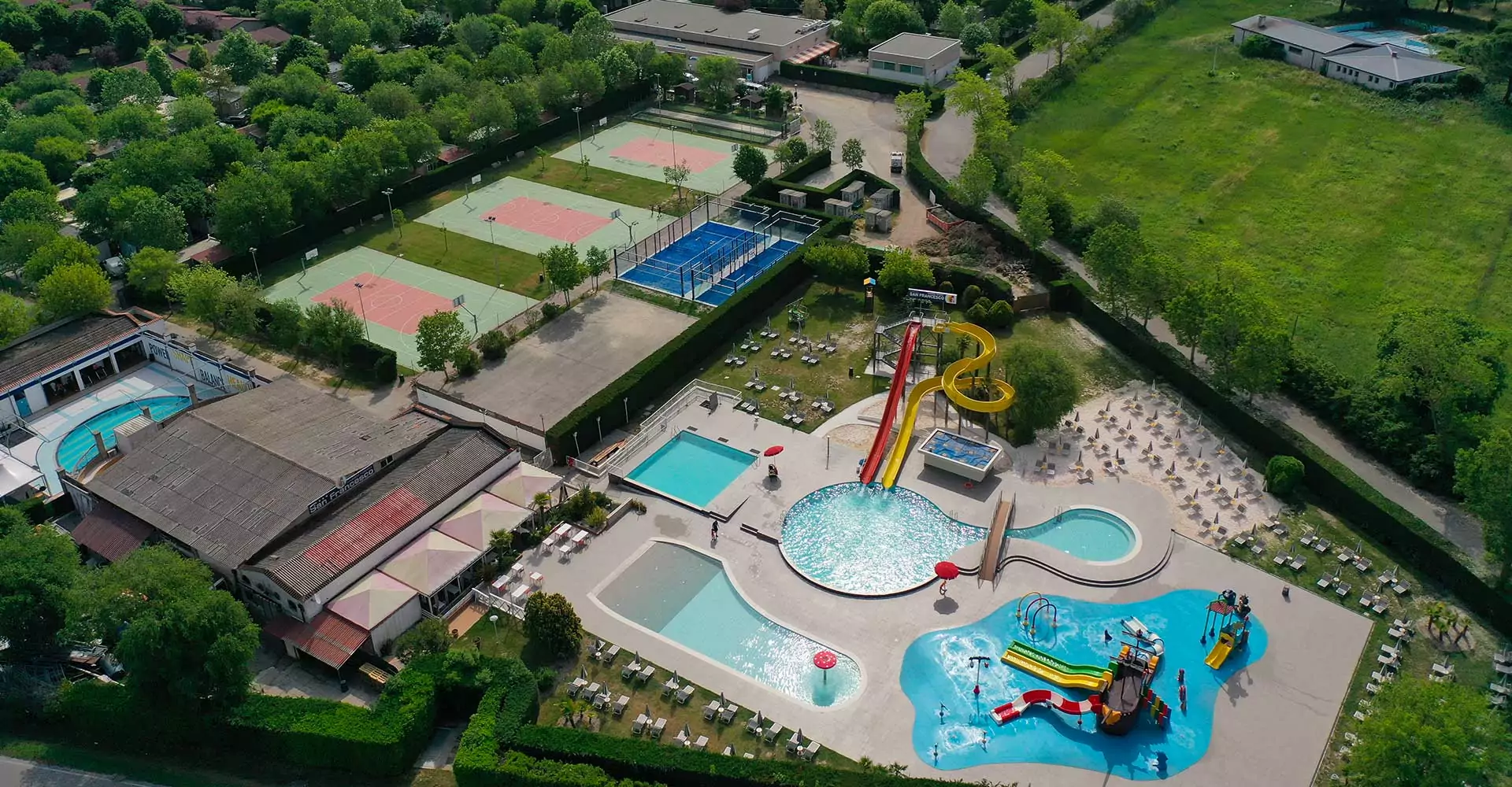 panoramica delle piscine e dei campi sportivi del villaggio san francesco a caorle