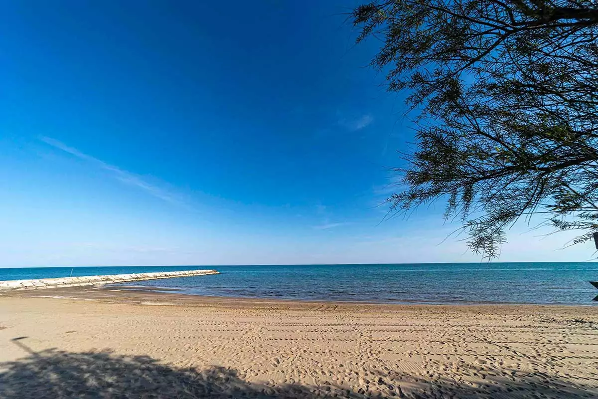 vista della spiaggia e del mare di caorle