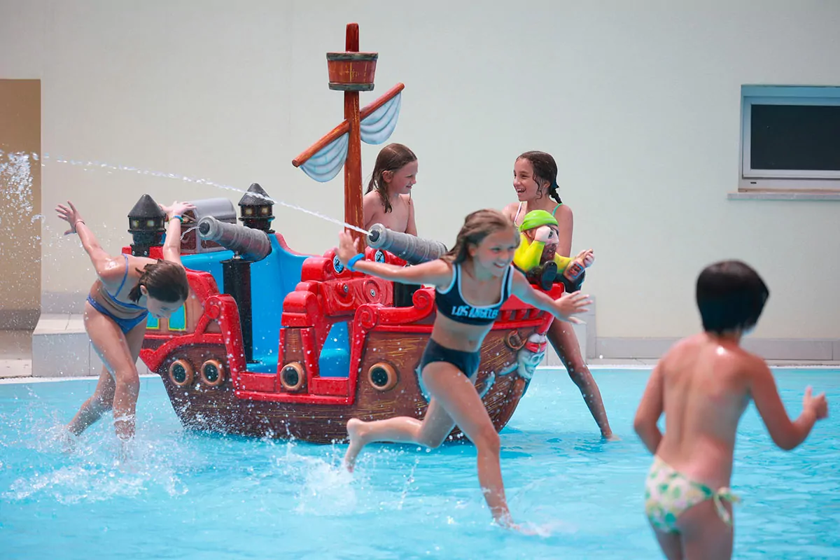 divertimento con spruzzi d'acqua nelle piscine