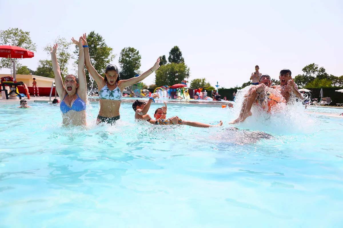 Bambini che giocano in piscina al centro vacanze san francesco