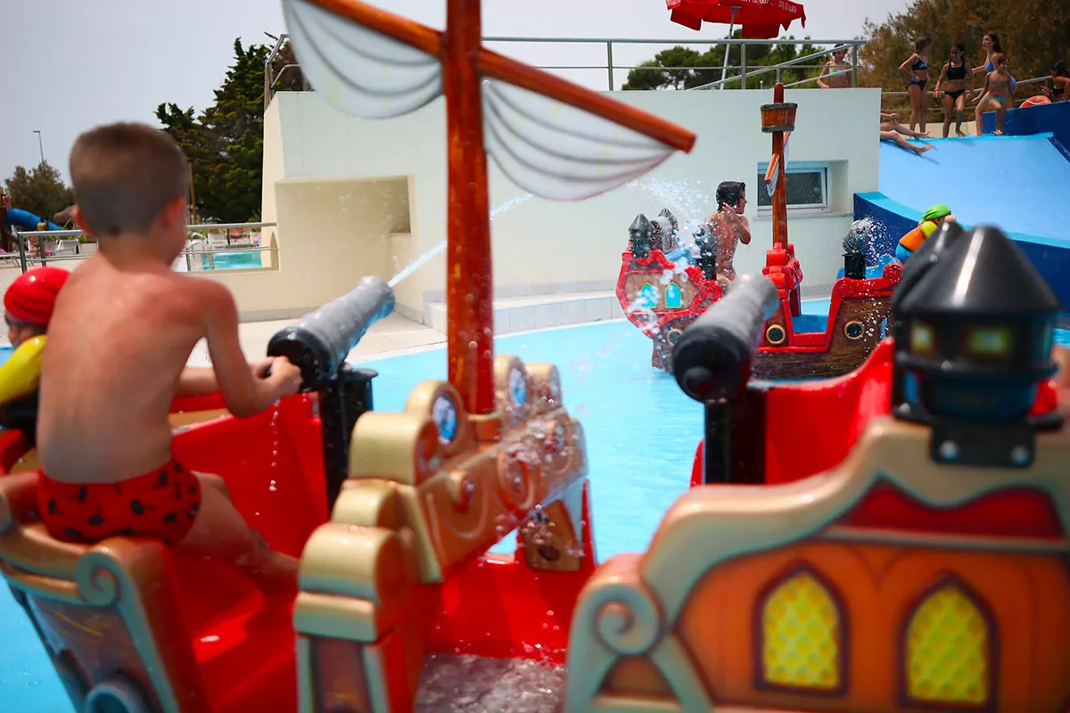 Acquapark-san-francesco-village bambini che giocano all'acquapark del San Francesco Village