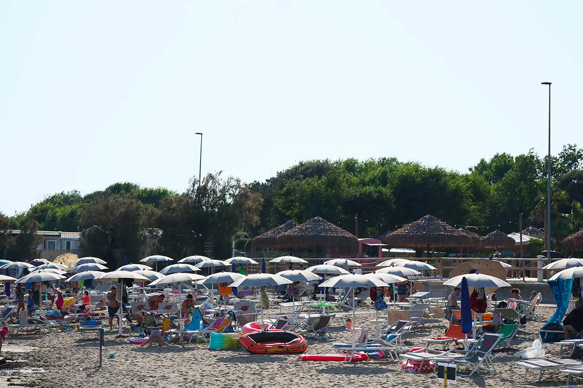 spiaggia attrezzata al villaggio san francesco