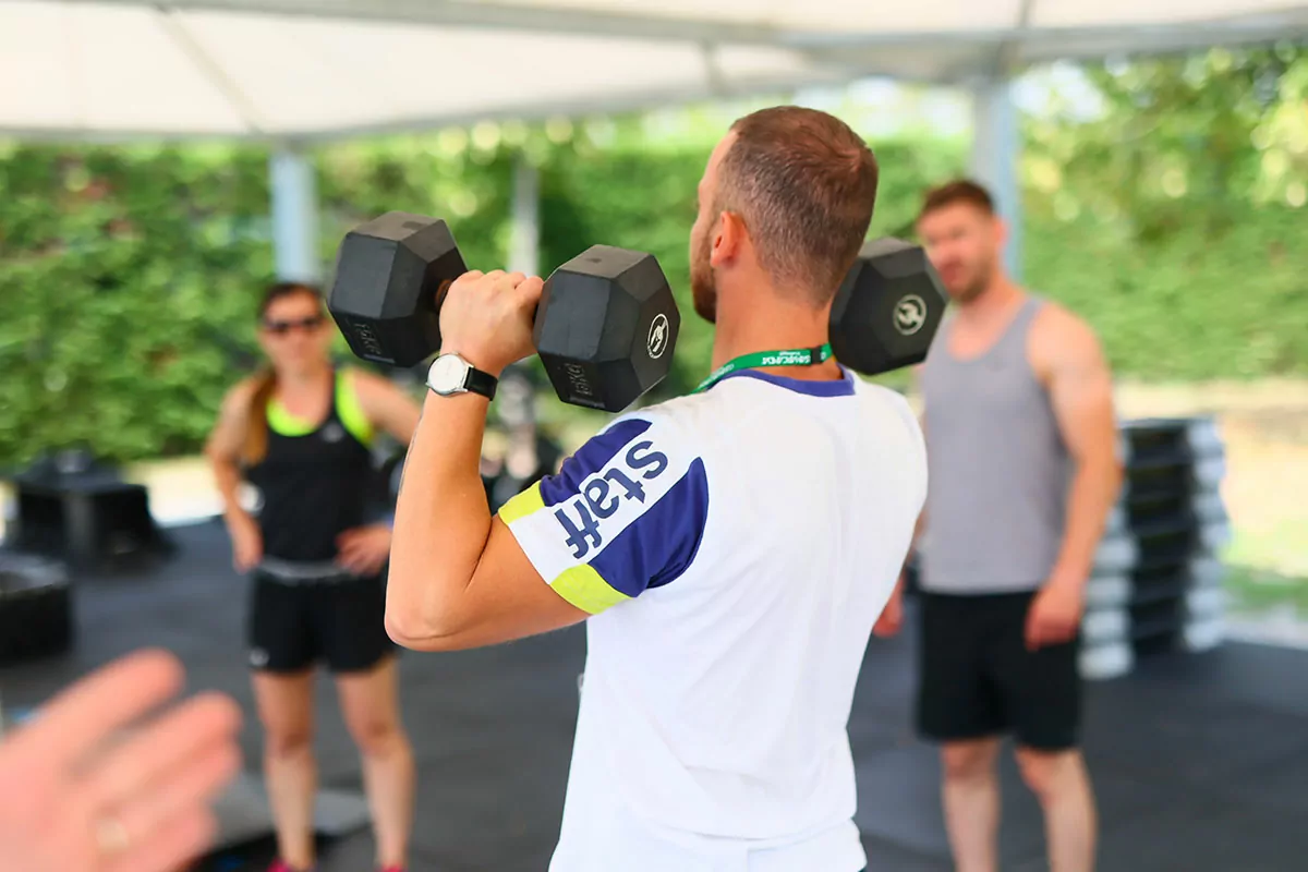 allenatore che spiega gli esercizi all'hiit stadium del villaggio san francesco