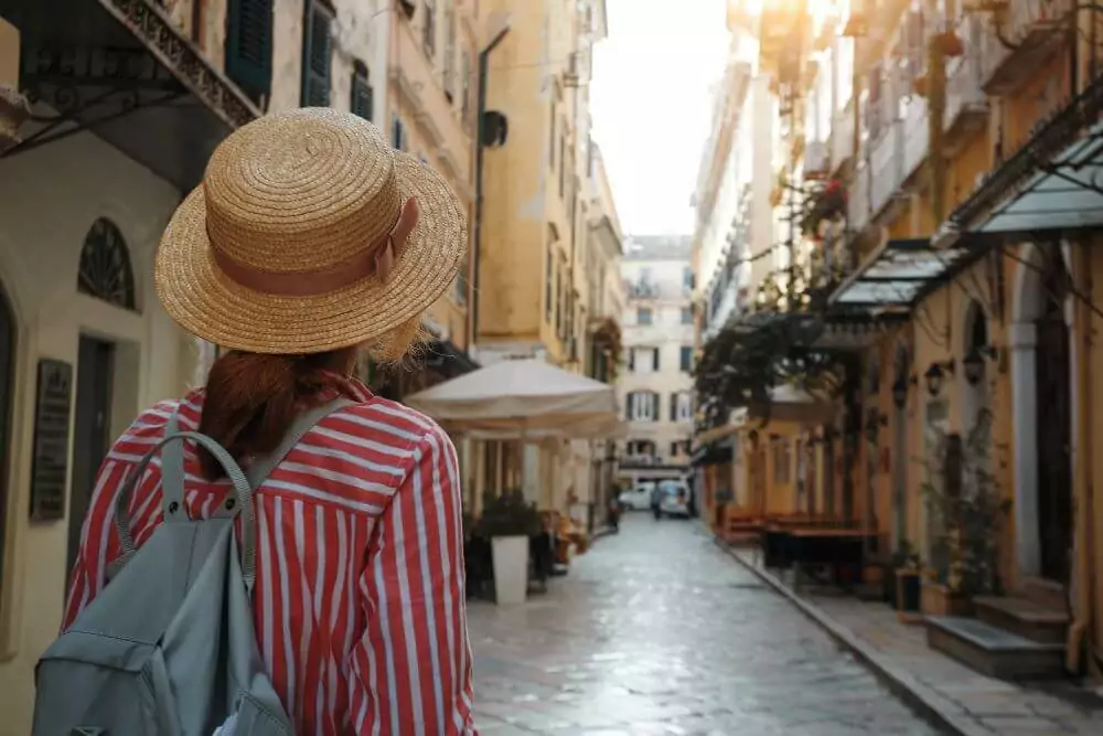 ragazza cammina per il centro della città