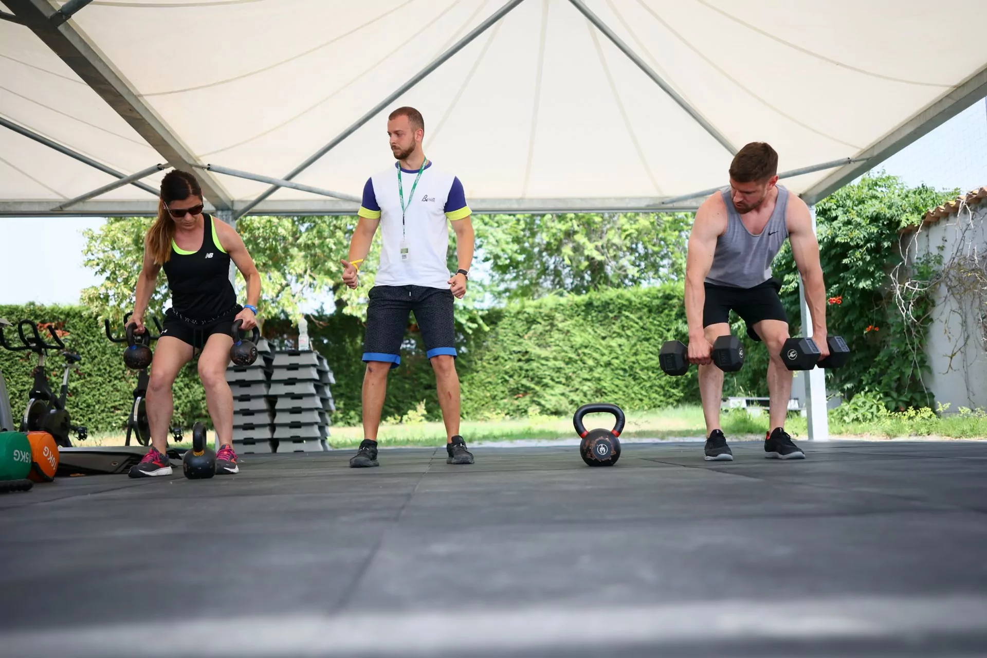 ragazzi che si allenano in palestra con istruttore al camping san francesco di caorle