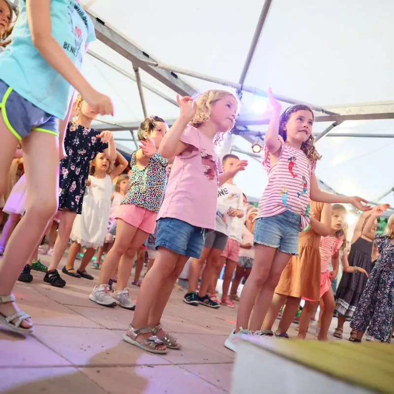 bambini che ballano durante l'animazione del campeggio san francesco di caorle