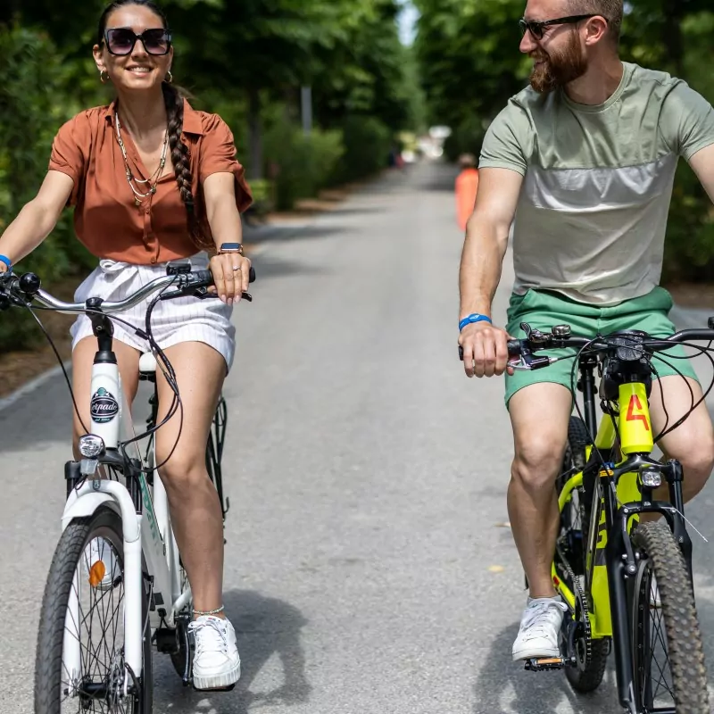 coppia che corre in bicicletta nel villaggio san francesco a caorle