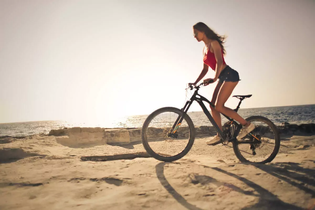 ragazza in bicicletta vicino al mare