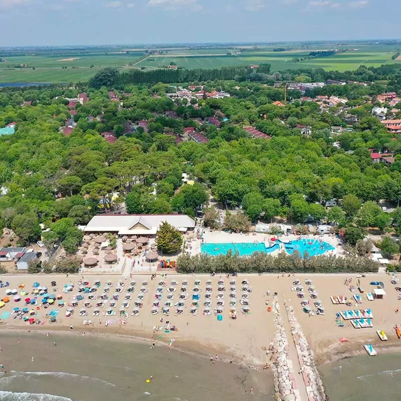 vista aerea della spiaggia e del villaggio san francesco a caorle