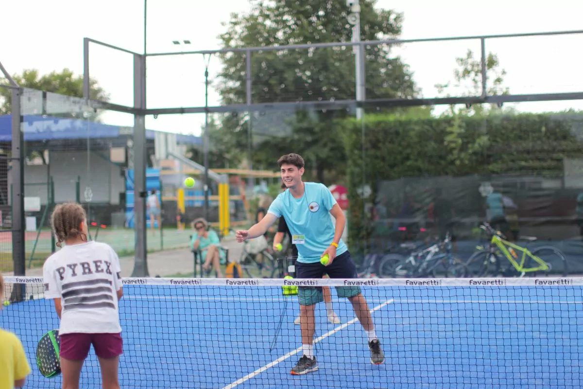 Ragazzo che gioca a Padel al camping resort San Francesco