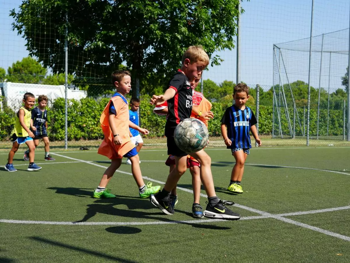 Bambini che giocano a calcio al villaggio san francesco