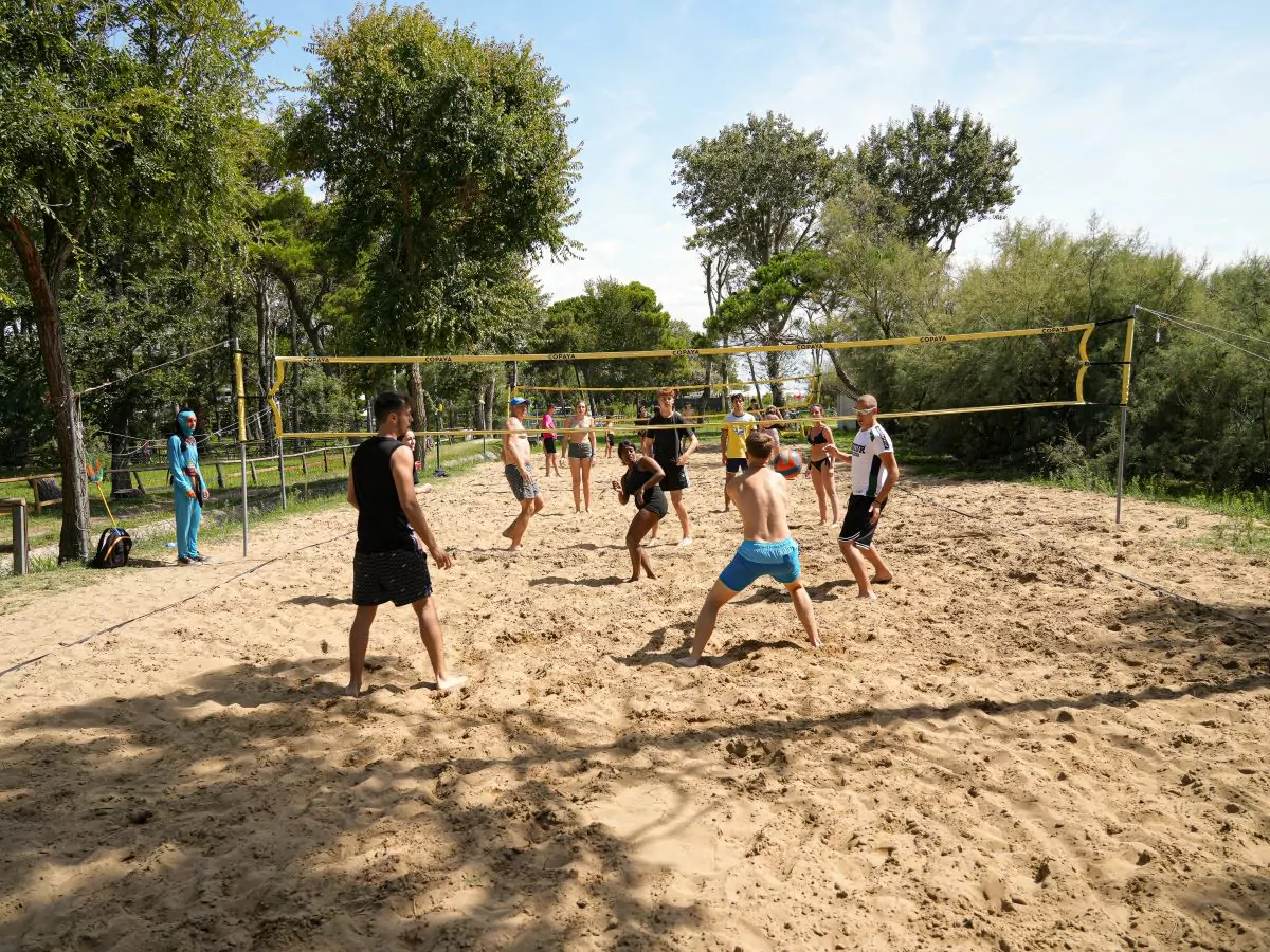 Partita beach volley al villaggio sportivo San Francesco